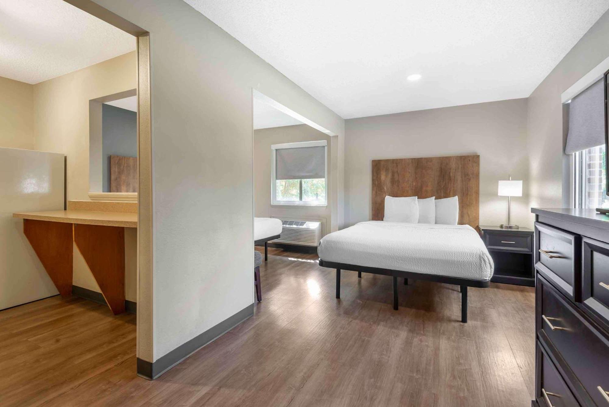 Extended Stay America Select Suites - Charlotte - University Place - E Mccullough Dr Eksteriør billede