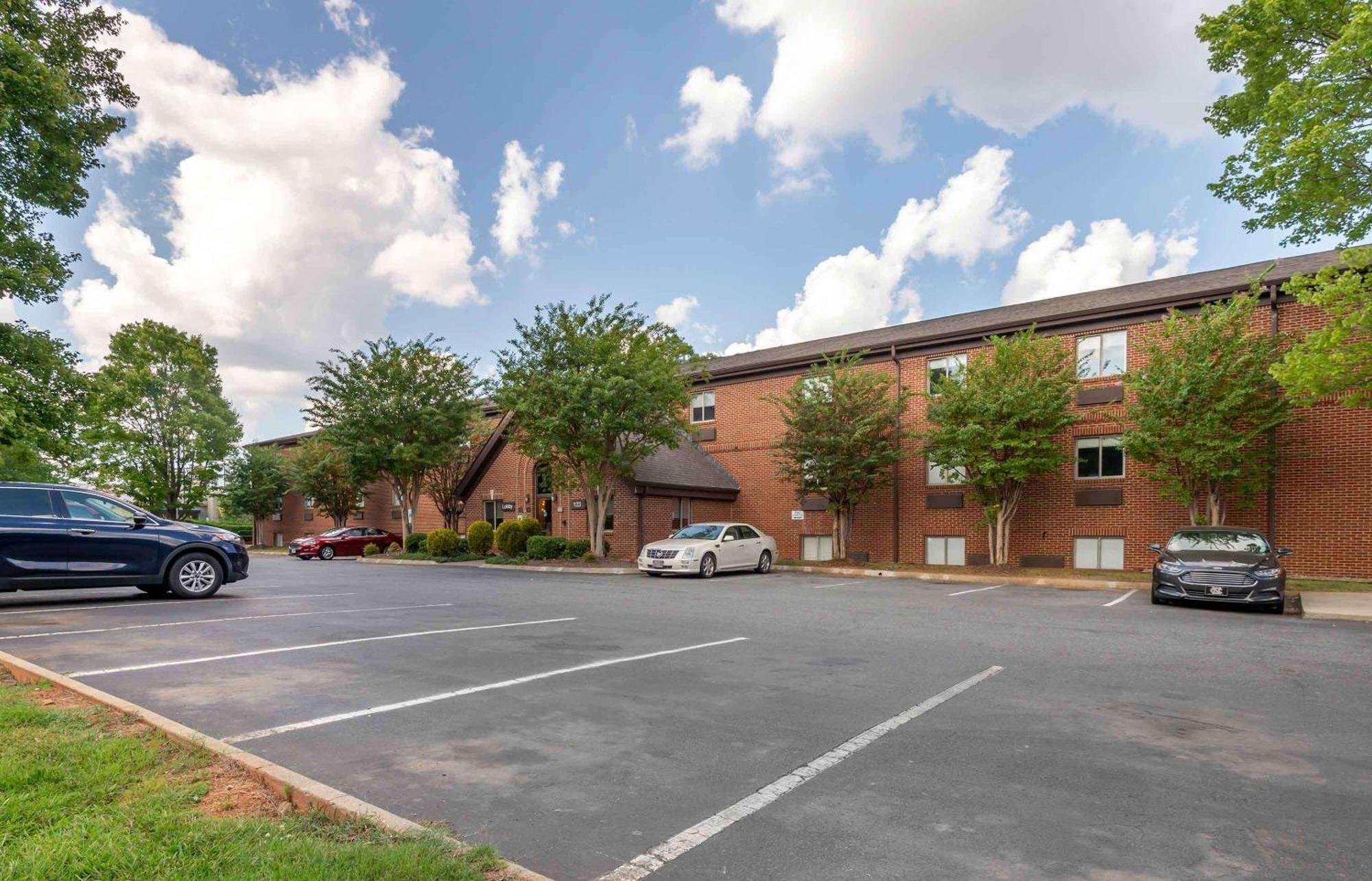 Extended Stay America Select Suites - Charlotte - University Place - E Mccullough Dr Eksteriør billede